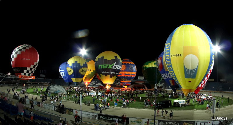 Balony na stadionie (zdjęcia)