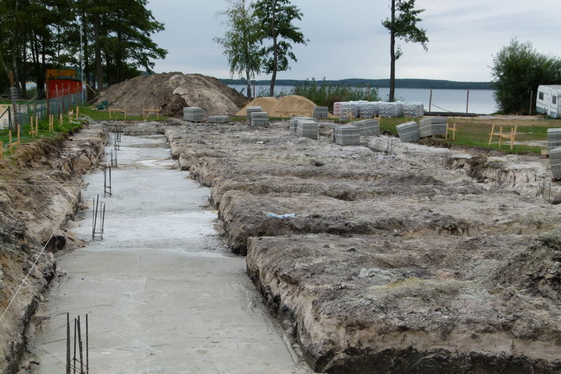 Potężne fundamenty nad brzegiem Jeziora Dominickiego
