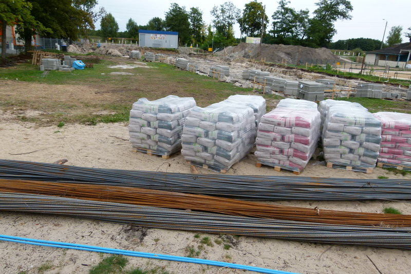 Potężne fundamenty nad brzegiem Jeziora Dominickiego