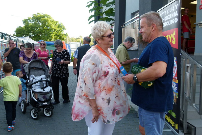 Urodzinowa atmosfera przed sklepem 