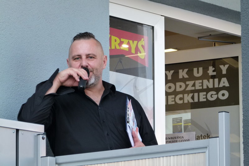 Urodzinowa atmosfera przed sklepem 