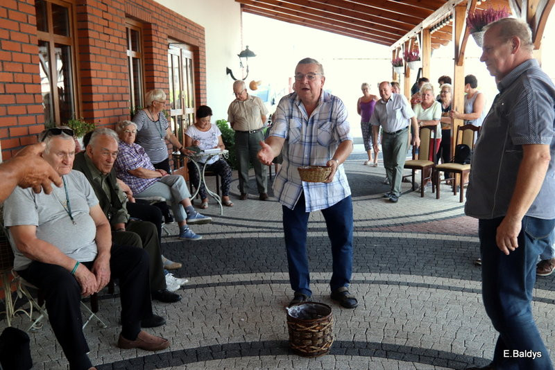 Seniorzy szukali grzybów (zdjęcia)