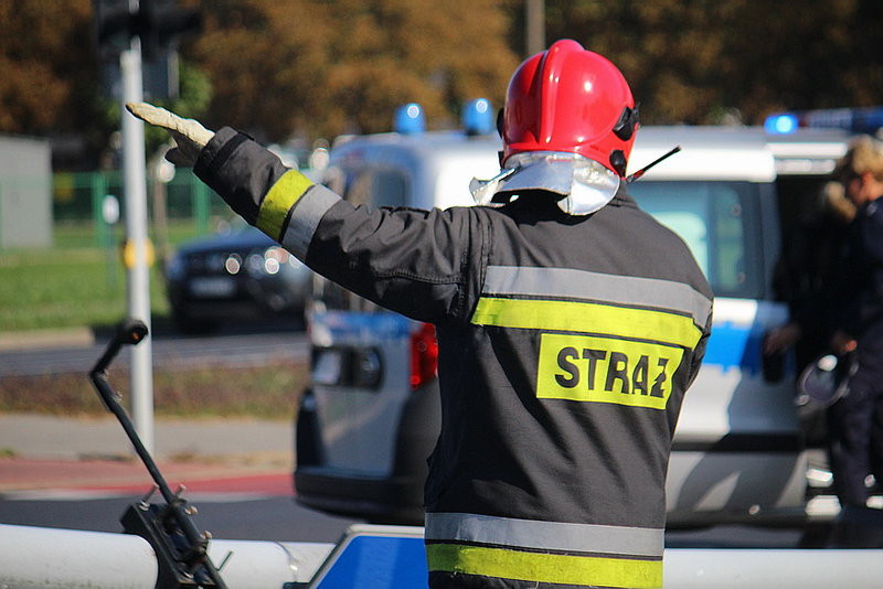 Zawadził o sygnalizację, która spadła na jezdnię (zdjęcia!)