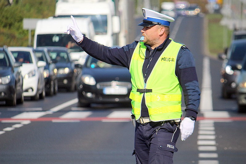 Zawadził o sygnalizację, która spadła na jezdnię (zdjęcia!)