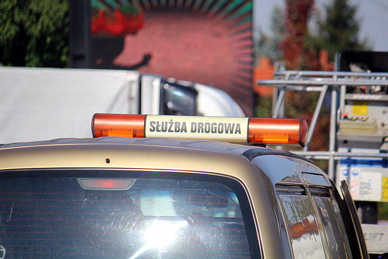 Zawadził o sygnalizację, która spadła na jezdnię (zdjęcia!)