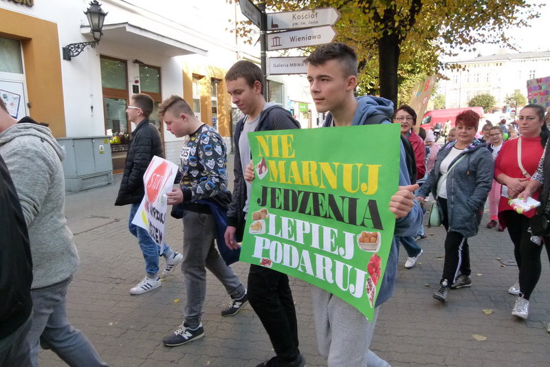 Uczniowie i przedszkolacy przeciw marnowaniu żywności (zdjęcia)