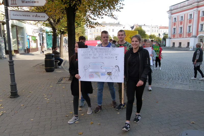 Uczniowie i przedszkolacy przeciw marnowaniu żywności (zdjęcia)