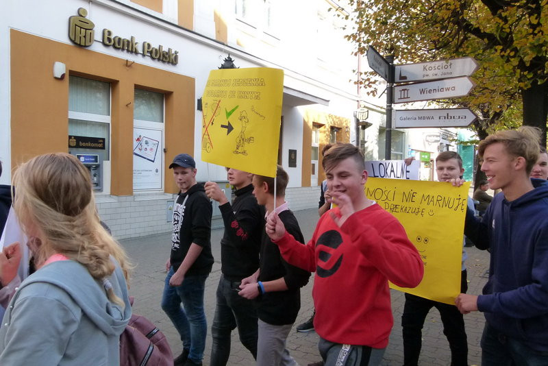 Uczniowie i przedszkolacy przeciw marnowaniu żywności (zdjęcia)