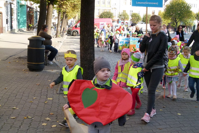Uczniowie i przedszkolacy przeciw marnowaniu żywności (zdjęcia)