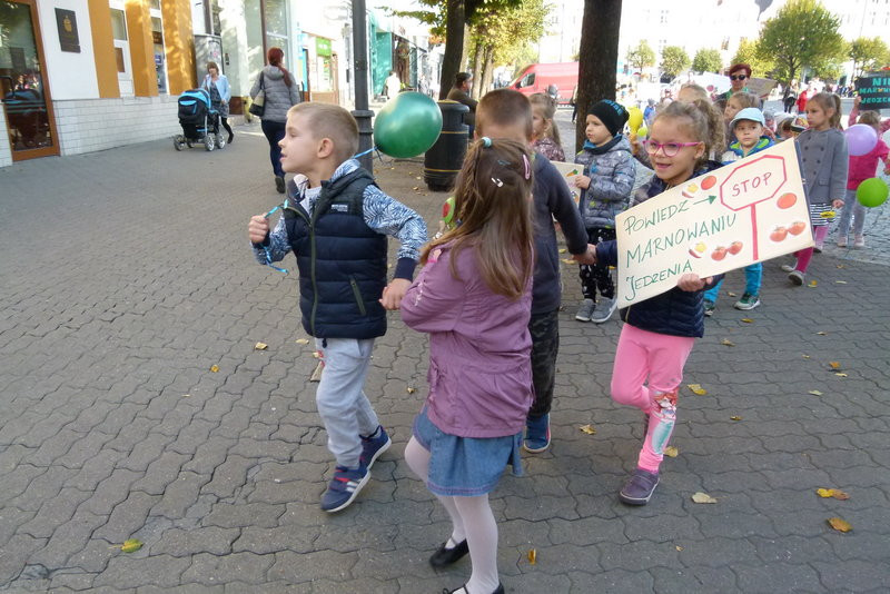 Uczniowie i przedszkolacy przeciw marnowaniu żywności (zdjęcia)