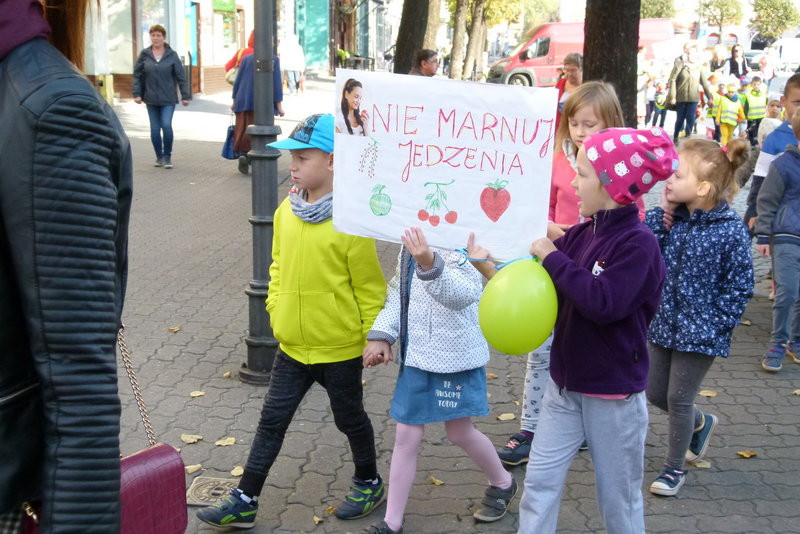 Uczniowie i przedszkolacy przeciw marnowaniu żywności (zdjęcia)