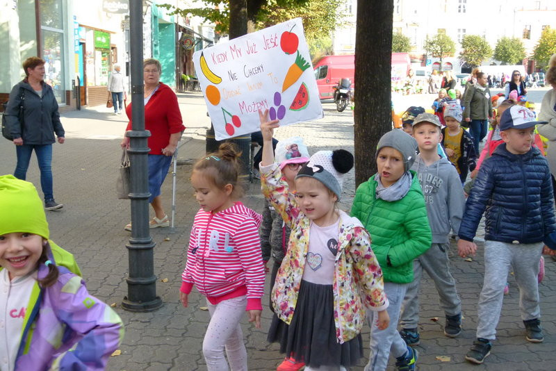 Uczniowie i przedszkolacy przeciw marnowaniu żywności (zdjęcia)
