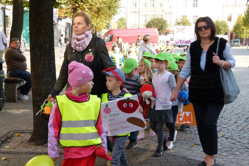 Uczniowie i przedszkolacy przeciw marnowaniu żywności (zdjęcia)