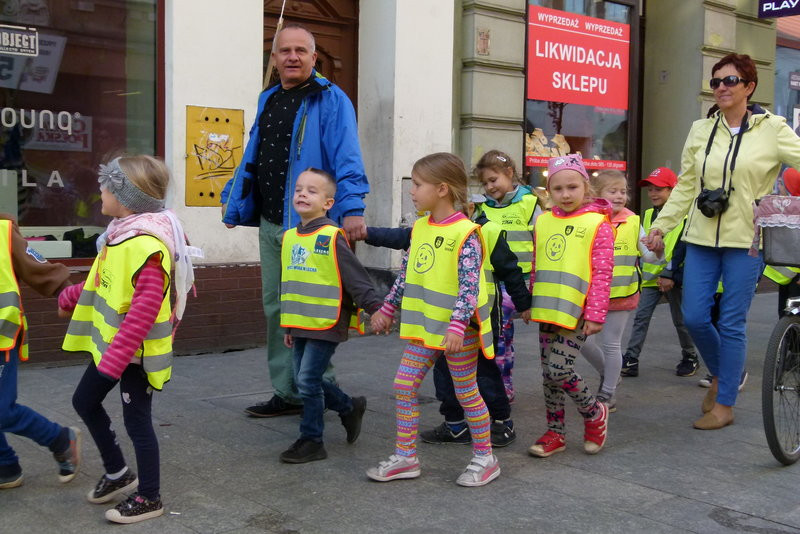 Uczniowie i przedszkolacy przeciw marnowaniu żywności (zdjęcia)