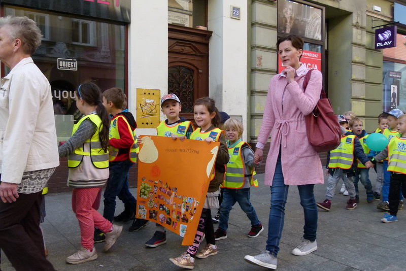 Uczniowie i przedszkolacy przeciw marnowaniu żywności (zdjęcia)