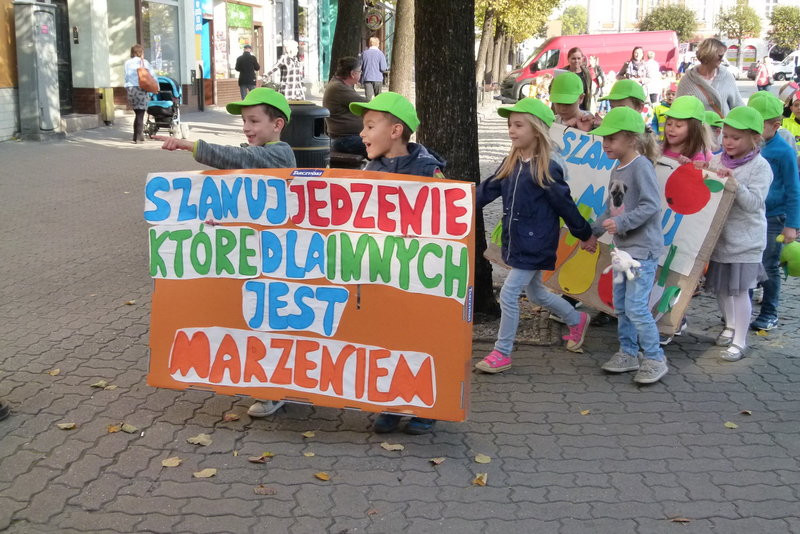 Uczniowie i przedszkolacy przeciw marnowaniu żywności (zdjęcia)
