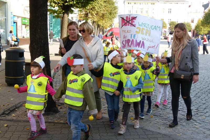 Uczniowie i przedszkolacy przeciw marnowaniu żywności (zdjęcia)