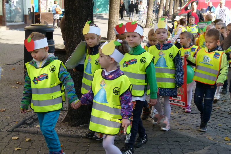 Uczniowie i przedszkolacy przeciw marnowaniu żywności (zdjęcia)