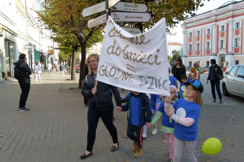 Uczniowie i przedszkolacy przeciw marnowaniu żywności (zdjęcia)