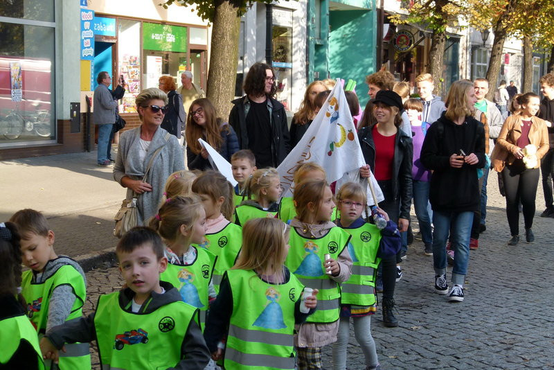 Uczniowie i przedszkolacy przeciw marnowaniu żywności (zdjęcia)