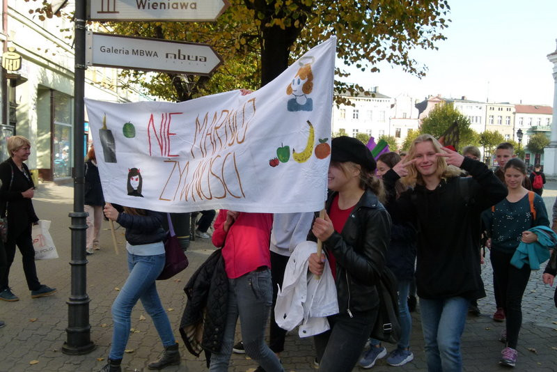 Uczniowie i przedszkolacy przeciw marnowaniu żywności (zdjęcia)