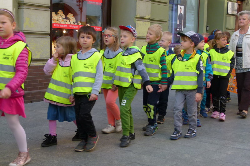 Uczniowie i przedszkolacy przeciw marnowaniu żywności (zdjęcia)