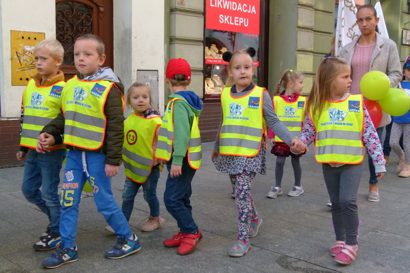 Uczniowie i przedszkolacy przeciw marnowaniu żywności (zdjęcia)