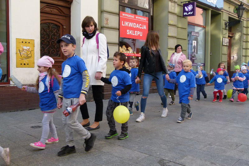 Uczniowie i przedszkolacy przeciw marnowaniu żywności (zdjęcia)