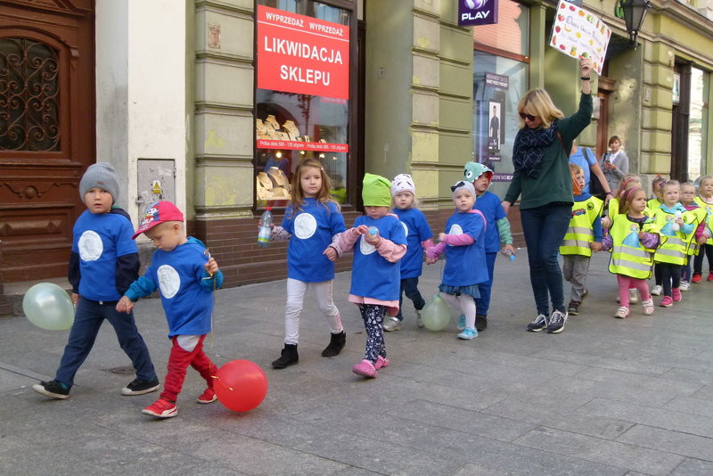 Uczniowie i przedszkolacy przeciw marnowaniu żywności (zdjęcia)