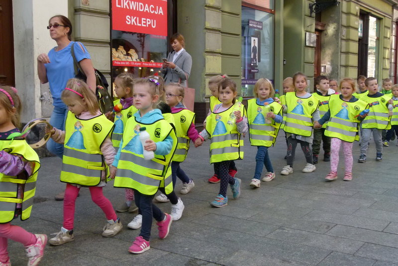 Uczniowie i przedszkolacy przeciw marnowaniu żywności (zdjęcia)