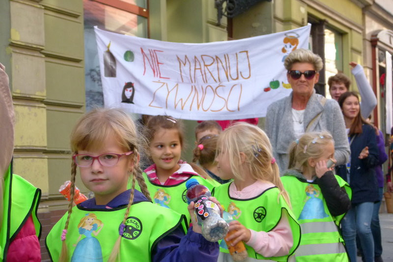 Uczniowie i przedszkolacy przeciw marnowaniu żywności (zdjęcia)