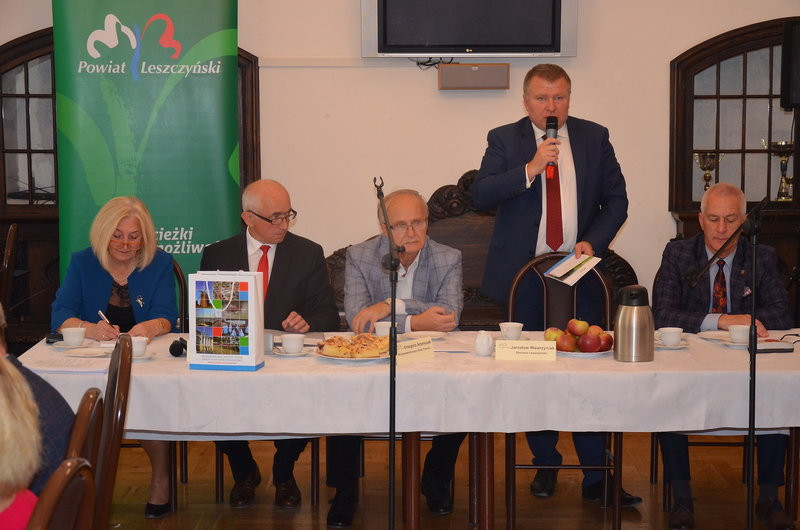 Tort i podziękowania na powiatowej sesji (zdjęcia)