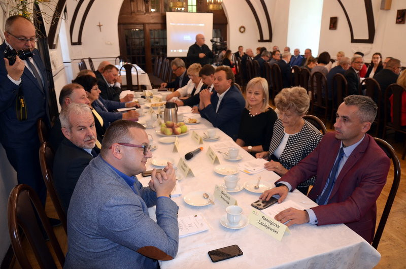 Tort i podziękowania na powiatowej sesji (zdjęcia)