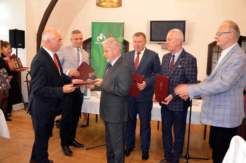 Tort i podziękowania na powiatowej sesji (zdjęcia)
