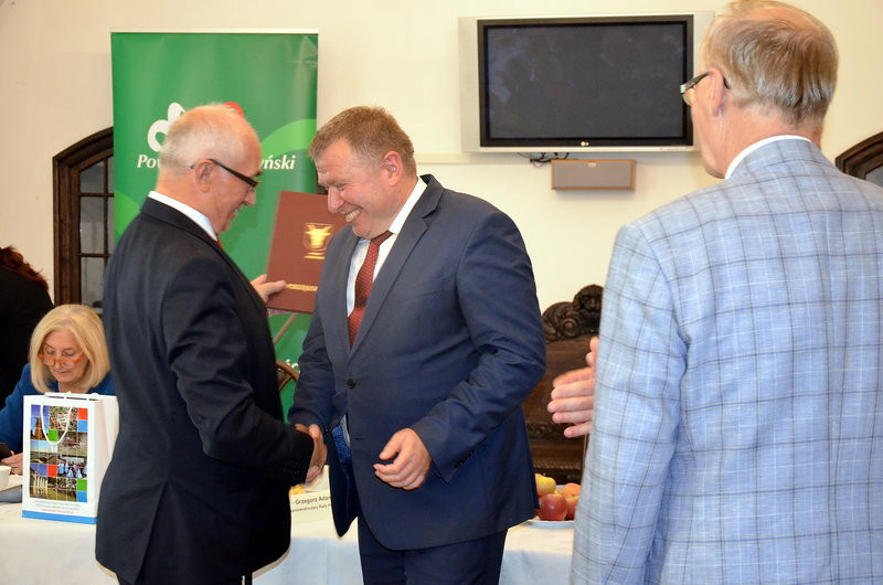 Tort i podziękowania na powiatowej sesji (zdjęcia)