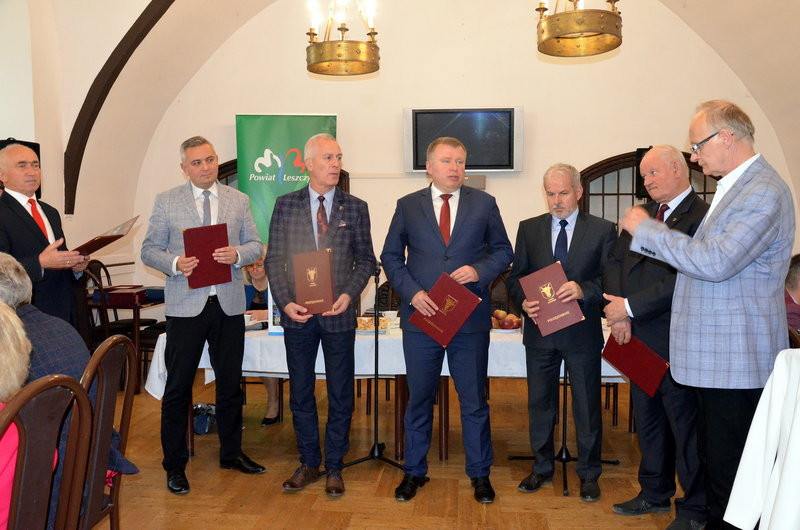 Tort i podziękowania na powiatowej sesji (zdjęcia)
