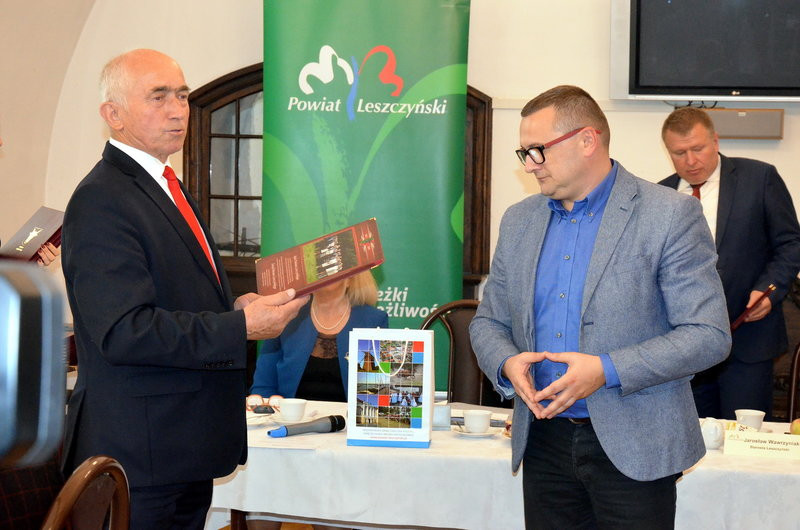 Tort i podziękowania na powiatowej sesji (zdjęcia)