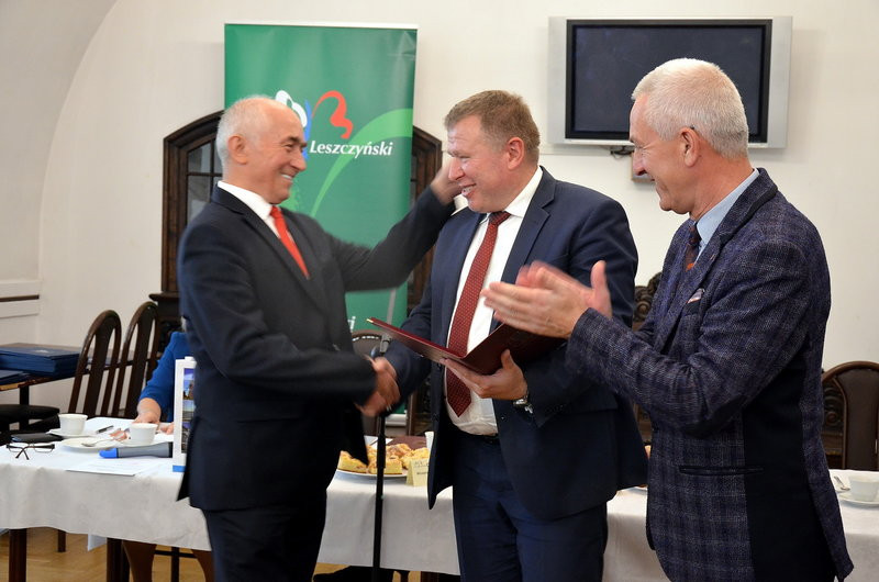 Tort i podziękowania na powiatowej sesji (zdjęcia)