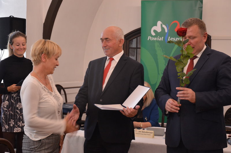 Tort i podziękowania na powiatowej sesji (zdjęcia)