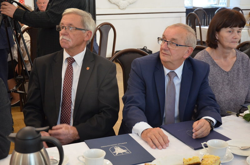 Tort i podziękowania na powiatowej sesji (zdjęcia)