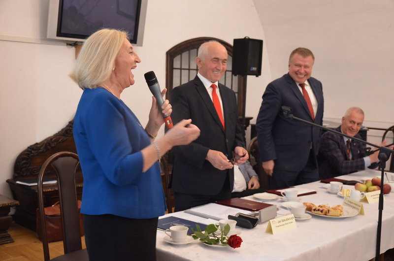 Tort i podziękowania na powiatowej sesji (zdjęcia)