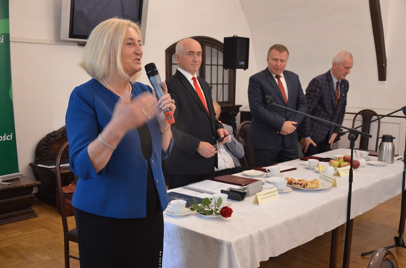 Tort i podziękowania na powiatowej sesji (zdjęcia)