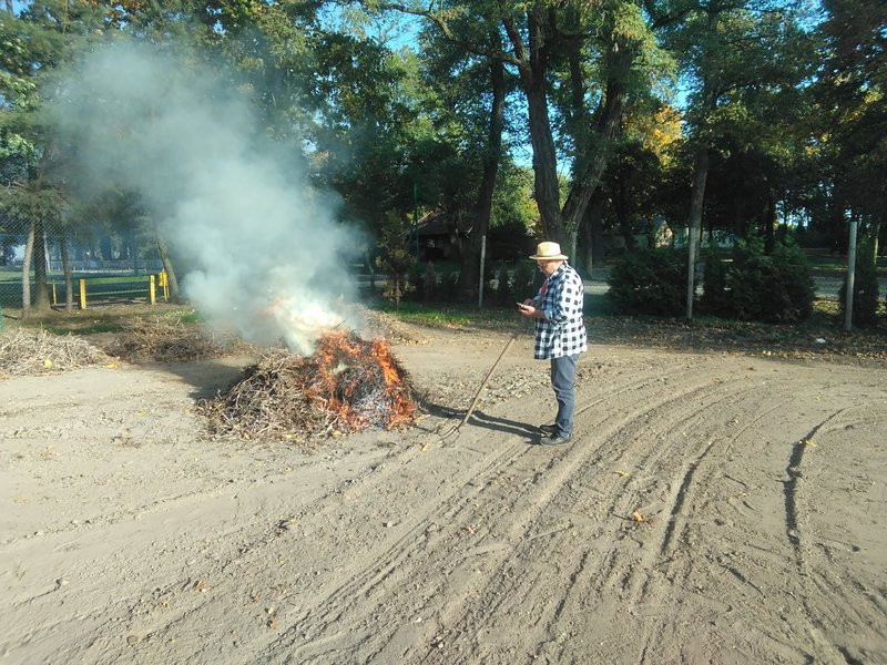 Pyry z ogniska przed izbą tradycji