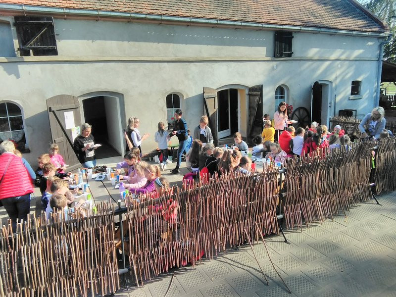 Pyry z ogniska przed izbą tradycji