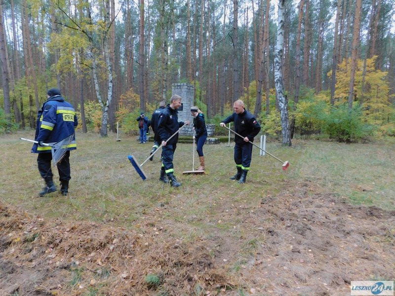 Strażacy uporządkowali miejsce pamięci (zdjęcia)