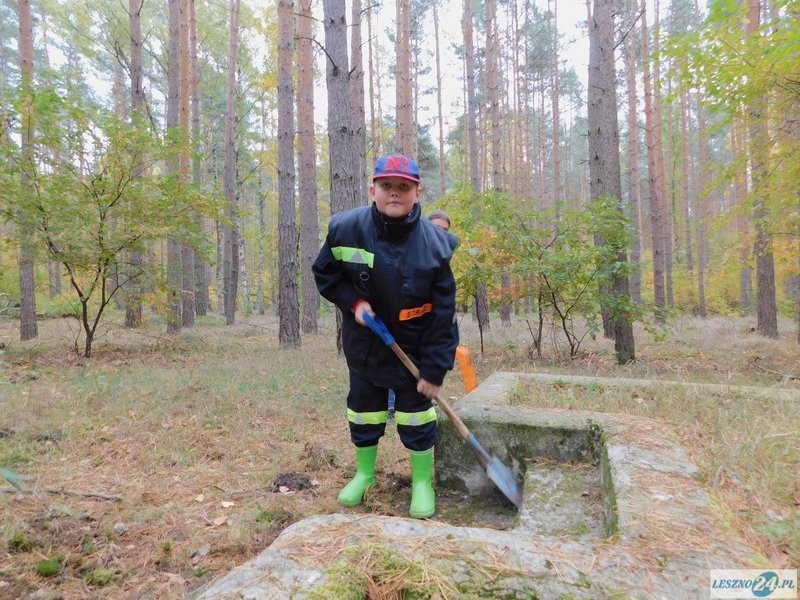Strażacy uporządkowali miejsce pamięci (zdjęcia)
