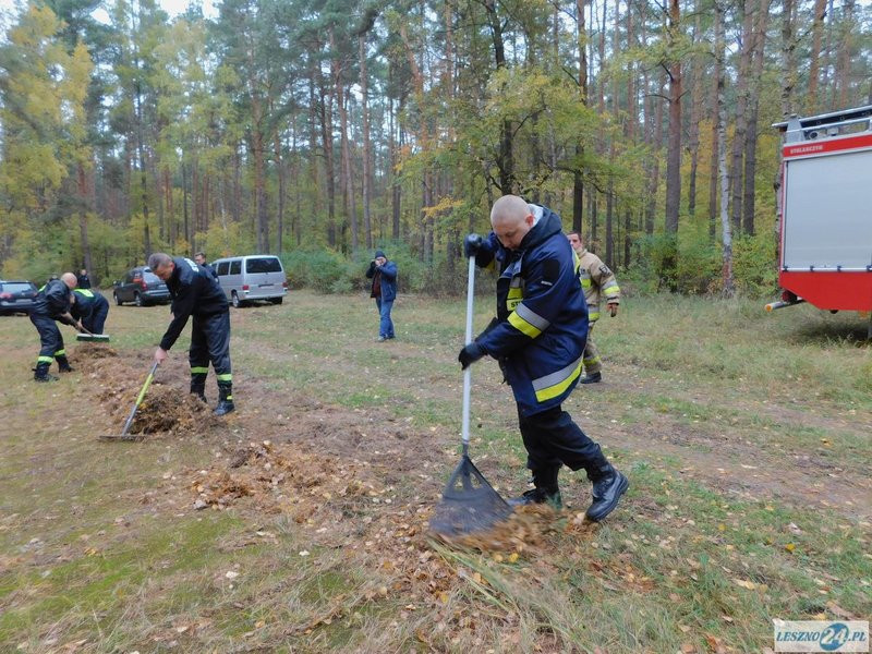 Strażacy uporządkowali miejsce pamięci (zdjęcia)