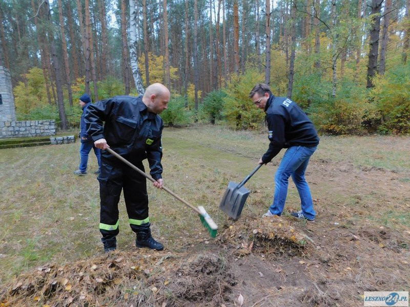 Strażacy uporządkowali miejsce pamięci (zdjęcia)