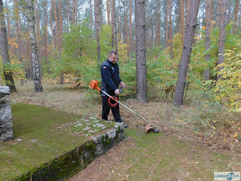 Strażacy uporządkowali miejsce pamięci (zdjęcia)