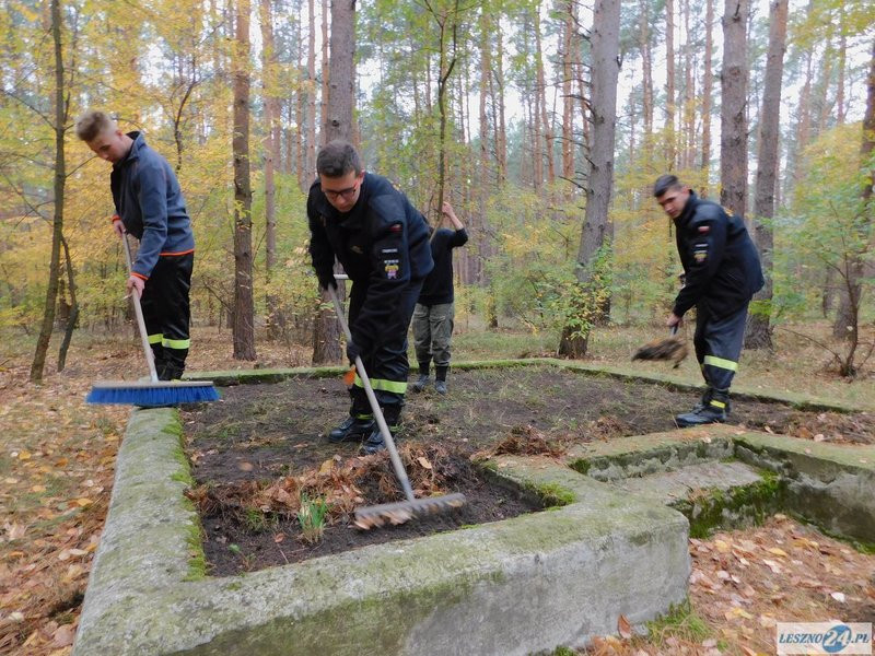 Strażacy uporządkowali miejsce pamięci (zdjęcia)